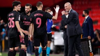 Benzema celebra su tanto ante el Granada con Zinedine Zidane. (realmadrid.com)