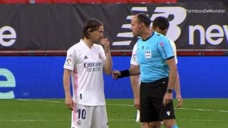 Modric y Mateu Lahoz discuten sobre el césped.