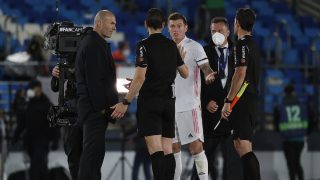 Zidane y Kroos hablan con Martínez Munuera tras el penalti de Militao ante el Sevilla (Getty).