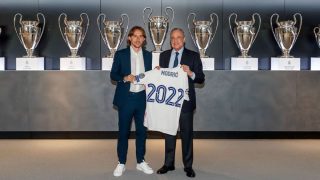 Florentino Pérez y Modric posan con las Champions del Real Madrid. (Realmadrid.com)