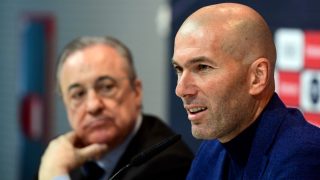 Zidane, junto a Florentino Pérez, en su despedida en 2018. (AFP)