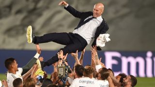 Zidane, manteado por sus jugadores tras la conquista de la 34ª Liga del Real Madrid (Getty)