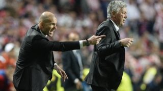 Ancelotti y Zidane dan instrucciones en la final de Lisboa. (AFP)