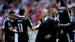 Carlo Ancelotti saluda a Gareth Bale en su primera etapa en el banquillo del Real Madrid. (Getty)