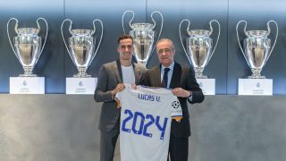 Lucas Vázquez posa junto a Florentino Pérez tras renovar hasta 2024. (realmadrid.com)