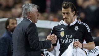 Gareth Bale saluda a Ancelotti tras ser cambiado en un partido con el Real Madrid. (Getty)