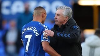 Ancelotti abraza a Richarlison tras un partido con el Everton. (Getty)