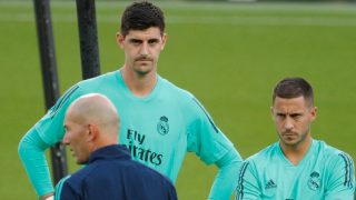 Thibaut Courtois, junto a Eden Hazard en un entrenamiento del Real Madrid. (AFP)