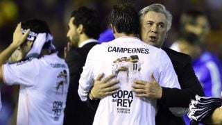 Ancelotti abraza a Bale tras la final de Copa del Rey de 2014. (AFP)