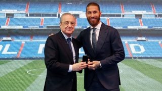 Florentino Pérez, junto a Sergio Ramos en el acto de homenaje y despedida al jugador andaluz. (realmadrid.com)