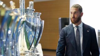 Sergio Ramos contempla los 22 títulos que ganó con el Real Madrid. (realmadrid.com)