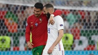 Cristiano Ronaldo y Karim Benzema conversan tras el empate entre Portugal y Francia en la Eurocopa 2020. (AFP)