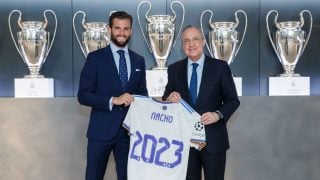 Nacho posa junto a Florentino tras firmar su renovación hasta 2023. (realmadrid.com)