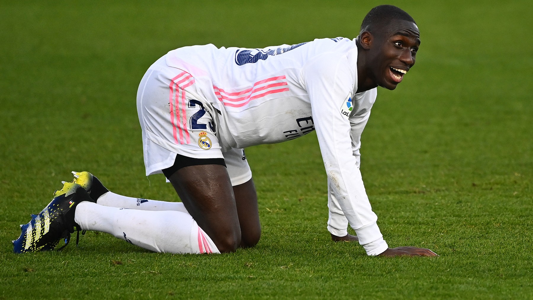 Algo pasa con Mendy | Real Madrid
