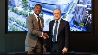 Alaba y Florentino se saludan.