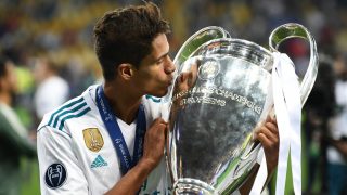 Raphael Varane besa su cuarta Champions ganada con el Real Madrid (AFP).
