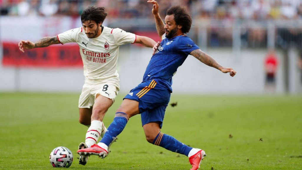 Marcelo intenta robar el balón a Tonali.