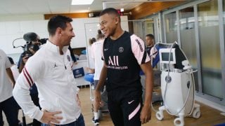 Kylian Mbappé charla junto a Leo Messi después de su primer entrenamiento en el PSG. (@KMbappe)