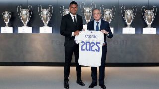 Casemiro posa junto a Florentino Pérez en la sala de trofeos. (realmadrid.com)
