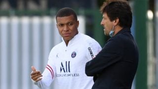 Mbappé, junto a Leonardo este sábado en las instalaciones del PSG. (AFP)