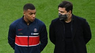 Mbappé, junto a Pochettino, antes de un partido del PSG. (AFP)