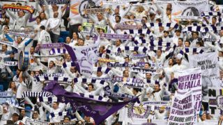 Aficionados del Real Madrid, en la grada del Santiago Bernabéu (AFP).