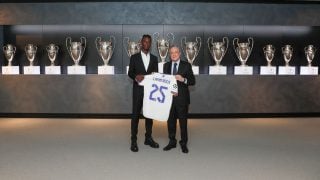 Camavinga posa junto a Florentino Pérez y la camiseta del Real Madrid. (Realmadrid.com)