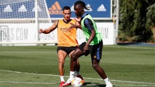 Eduardo Camavinga, junto a Lucas Vázquez, en su primer entrenamiento con el Real Madrid (Realmadrid.com).