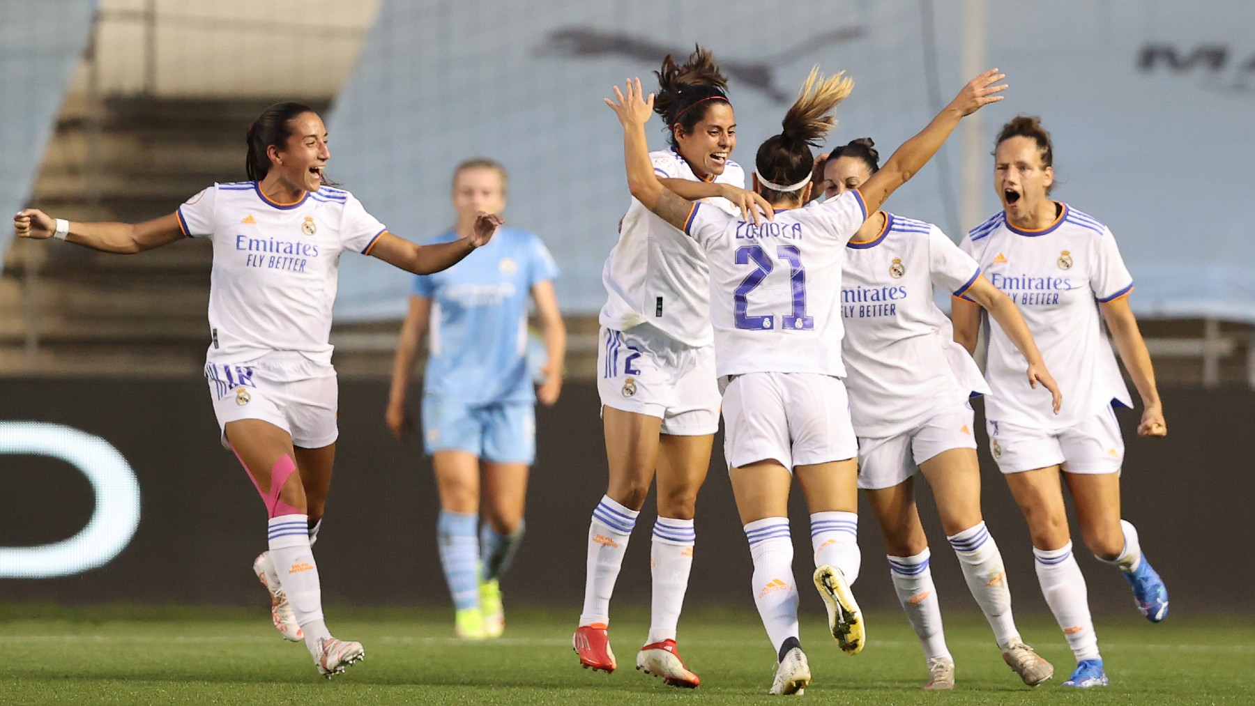 Женщины мадрида. Реал Мадрид женская команда. Реал Мадрид девушки. Real Madrid women. Manchester City women.