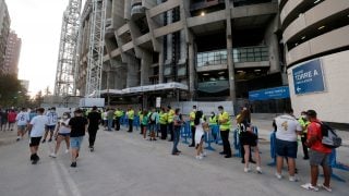 Aficionados del Real Madrid entrando al Santiago Bernabéu. (EFE)