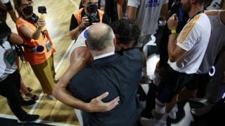 Laso se abraza a Llull. (ACB Photo)