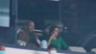 Zinedine Zidane, junto a su mujer en el palco del Bernabéu.