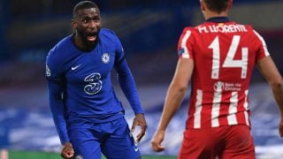 Rudiger, ante Marcos Llorente en un Chelsea-Atlético de Champions. (AFP)