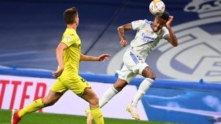 Militao cabecea una acción ofensiva del Real Madrid. (AFP)