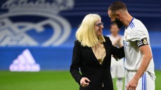 Susana Rodríguez, junto a Karim Benzema. (AFP)