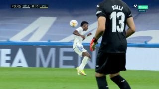 Vinicius hace una ‘espaldinha’ contra el Villarreal. (Captura de pantalla)