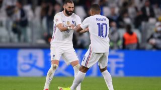 Benzema y Mbappé celebran un gol con Francia. (AFP)