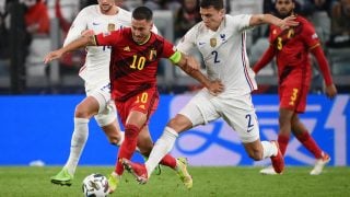 Hazard lucha por un balón con Pavard. (AFP)