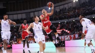 Kostas Sloukas entra a canasta ante la mirada de Causeur. (Foto: euroleague.net)