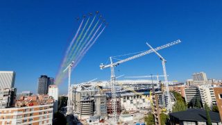 La bandera de España por encima del Santiago Bernabéu.