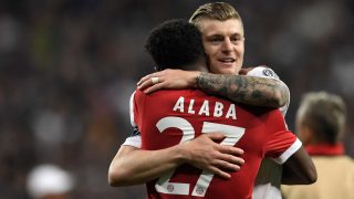Alaba y Kroos se abrazan en un partido. (AFP)