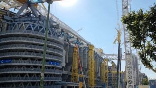 El nuevo Bernabéu ya deja entrever por donde va a crecer el edificio que levita.