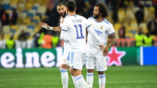 Benzema da instrucciones a sus compañeros. (AFP)