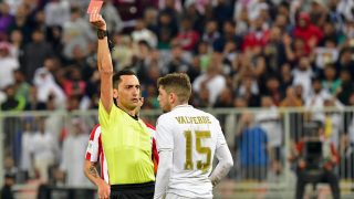 José María Sánchez Martínez le muestra la roja a Valverde. (AFP)