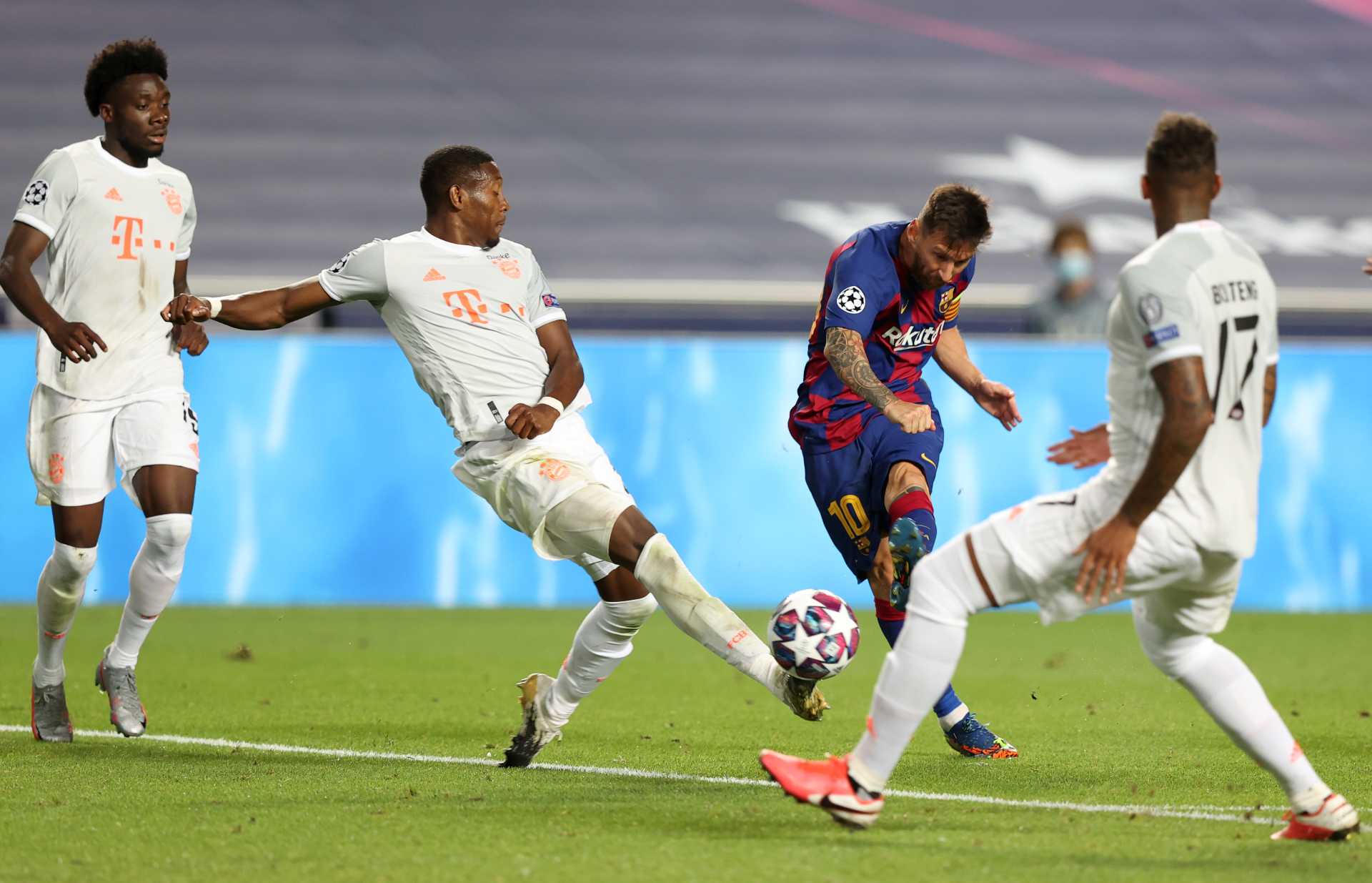 David Alaba tapona un tiro de Messi en el 2-8. (Getty)