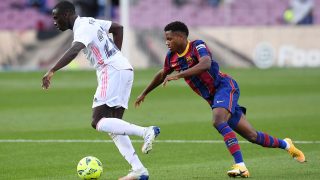 Mendy y Ansu Fati disputan un balón en el Clásico. (Getty)