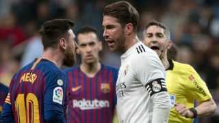 Leo Messi y Sergio Ramos discuten durante un Clásico. (AFP)