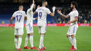 El delantero del Real Madrid Karim Benzema celebra un gol con Isco, Nacho y Lucas Vázquez (Getty)