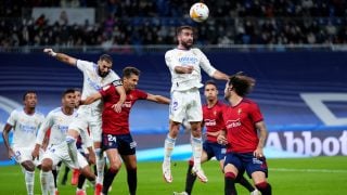 Dani Carvajal despeja un balón durante el Real Madrid-Osasuna. (Getty)