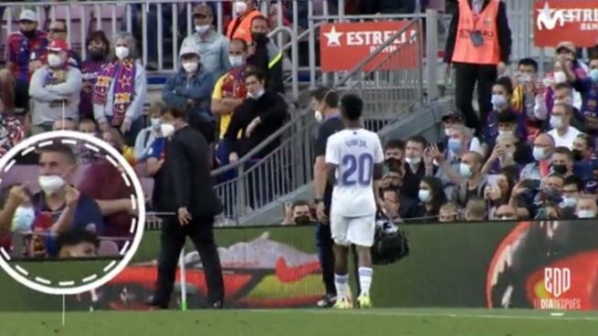 Vinicius recibiendo insultos del Camp Nou.